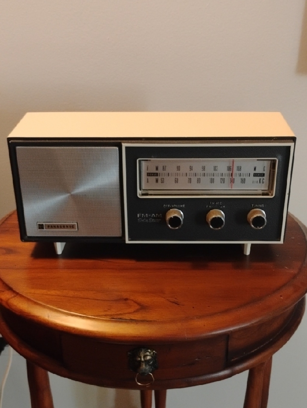 Panasonic Model RE-6137 radio 1960s Cream